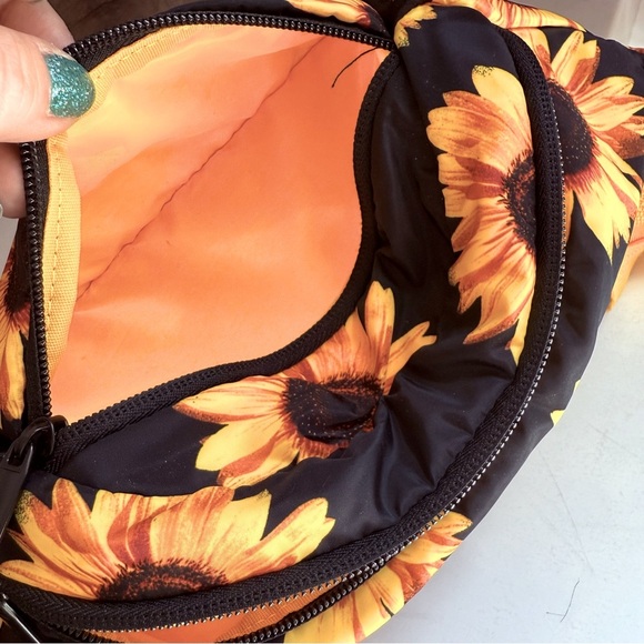 NWOT Sunflower Print Fanny Pack - Picture 4 of 4